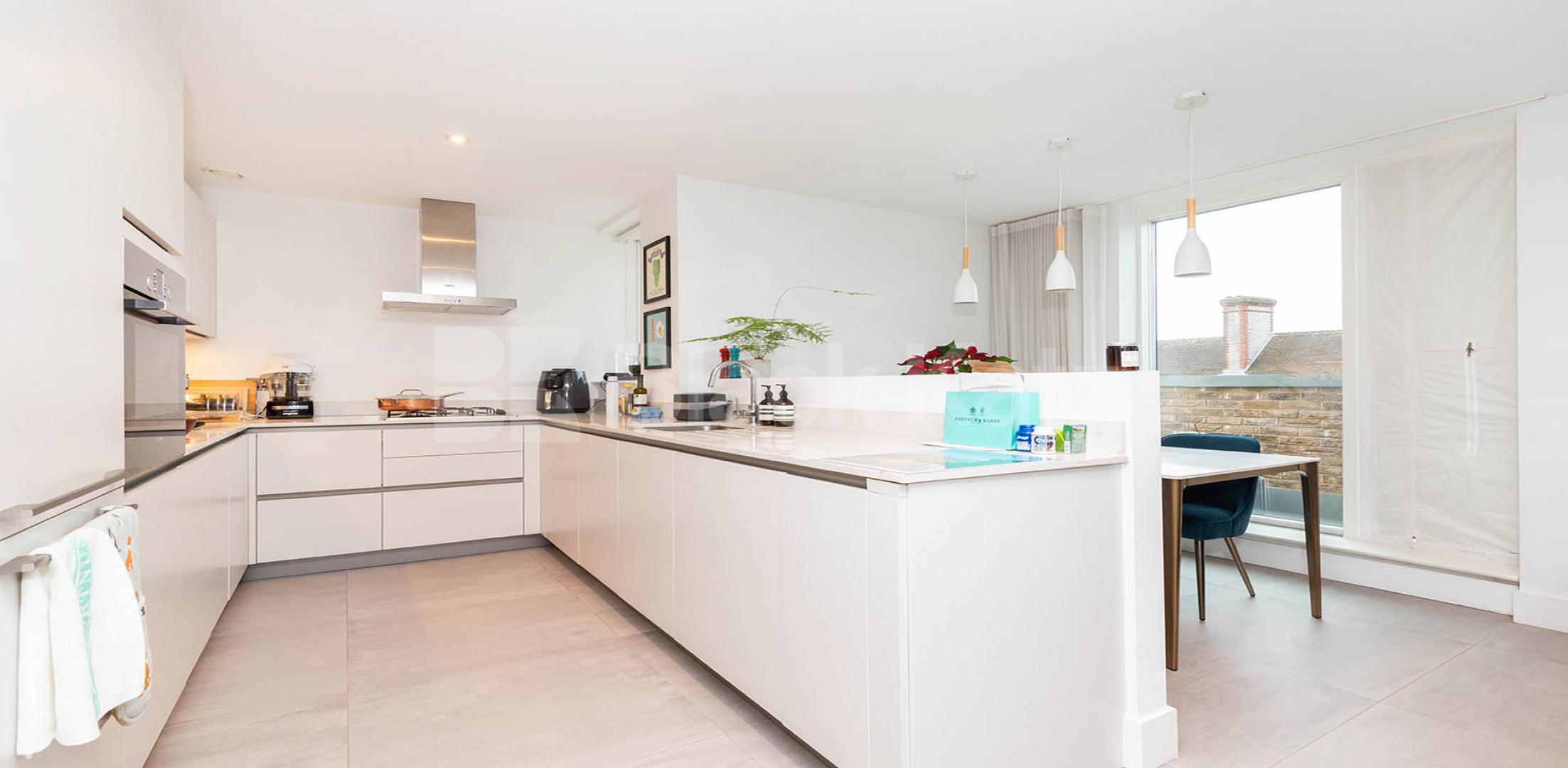 Luxury 2 bed two bath with balcony in a private modern development in Camden.  Cliff Villas, Camden 